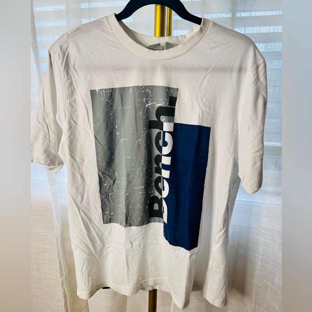 Bench Men’s T-Shirt Short Sleeves Crew Neck in White & Logo in Blue/Gray Sz L